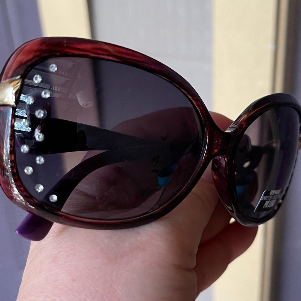 2023 Brand New Fashion Women’s Sunglasses Shades in packaging